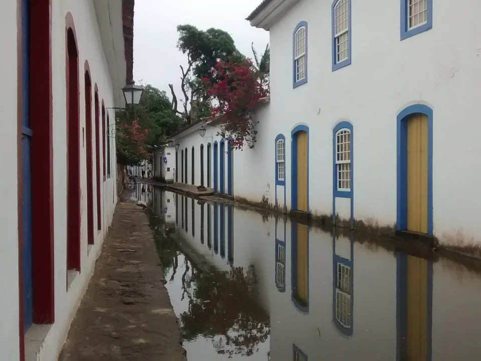 Rua do Centro Histórico de Paraty alagada pela maré (RJ)